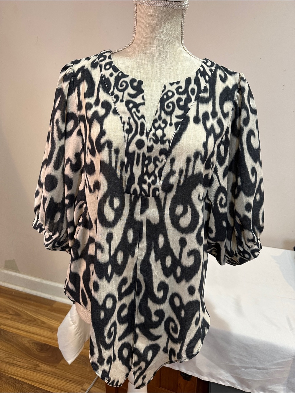 Rose & Olive Black and White Printed Puff Sleeve Blouse